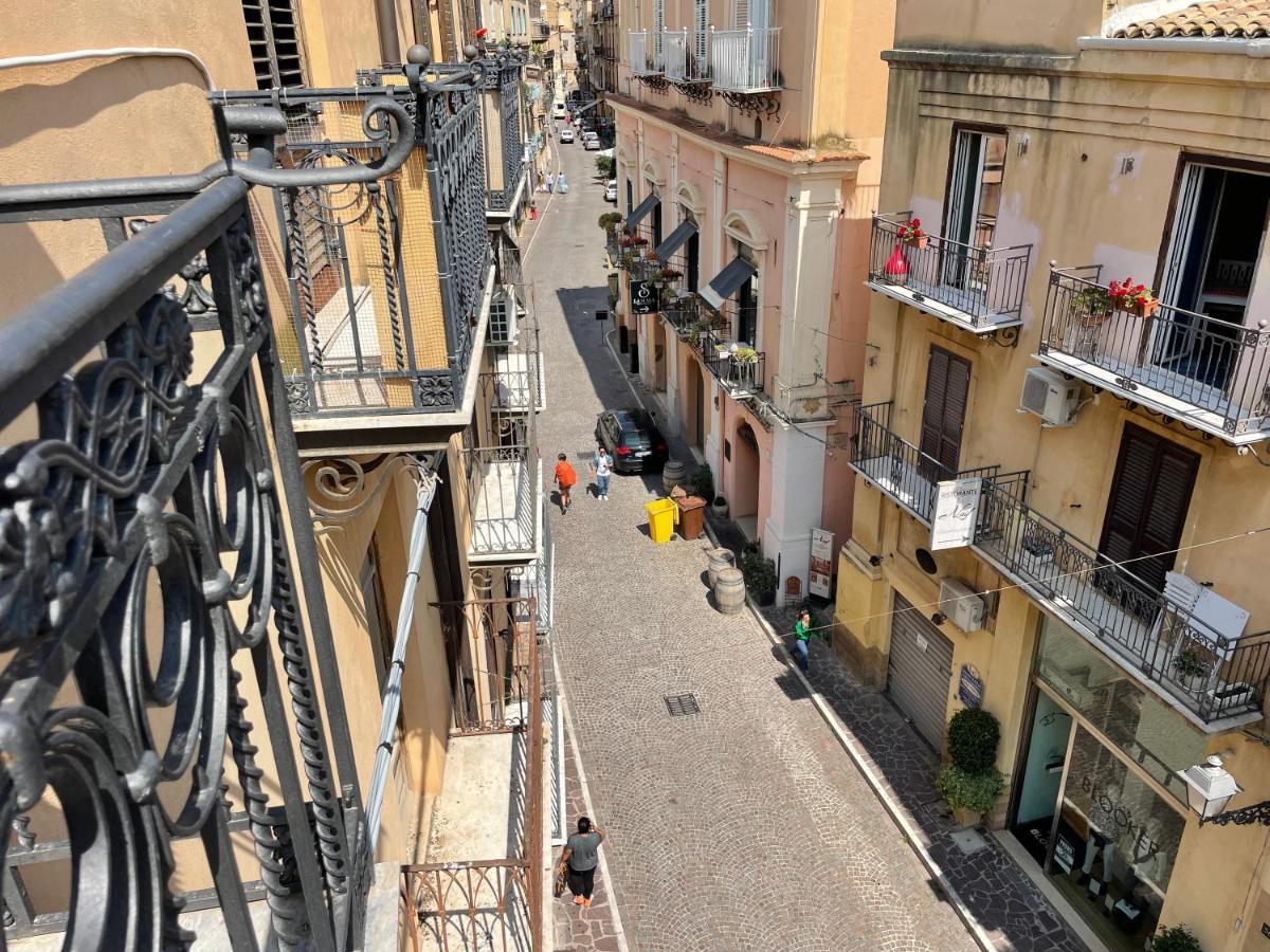 2 Apartments - Akragas Home 1 & 2 On Via Atenea City Center With View Agrigento Exteriör bild