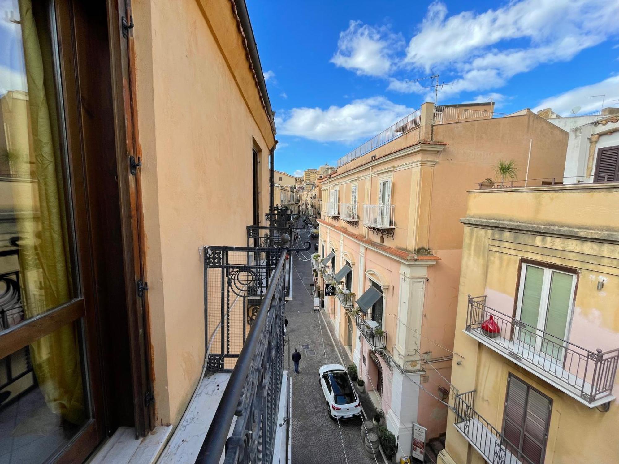 2 Apartments - Akragas Home 1 & 2 On Via Atenea City Center With View Agrigento Exteriör bild